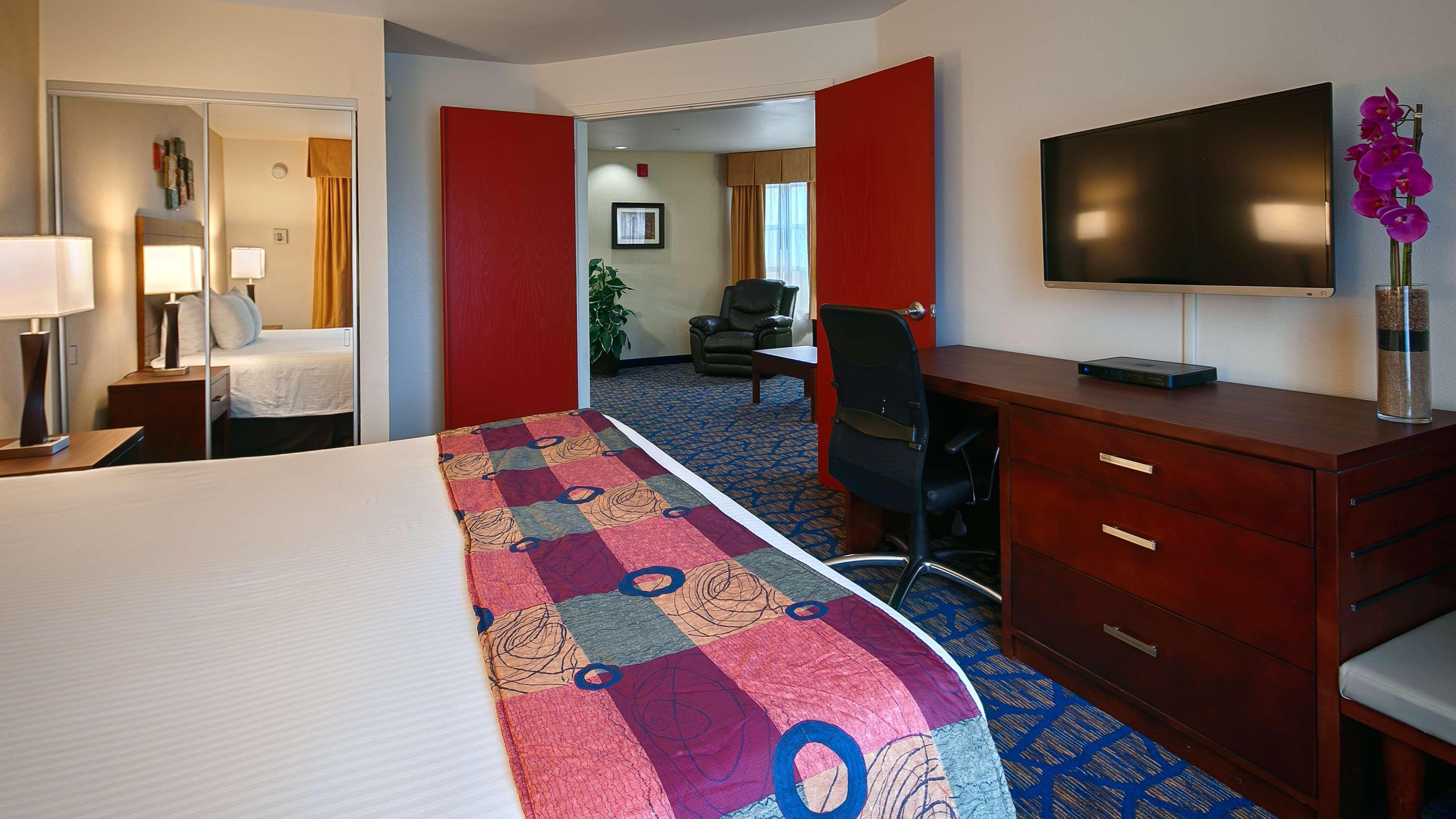 Best Western Plus Villa Del Lago Inn Patterson Bagian luar foto