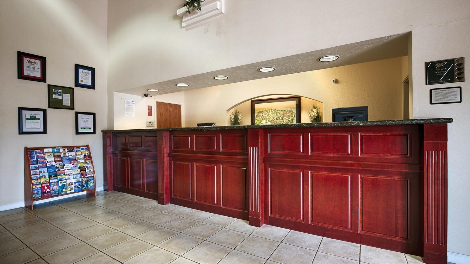 Best Western Plus Villa Del Lago Inn Patterson Bagian luar foto