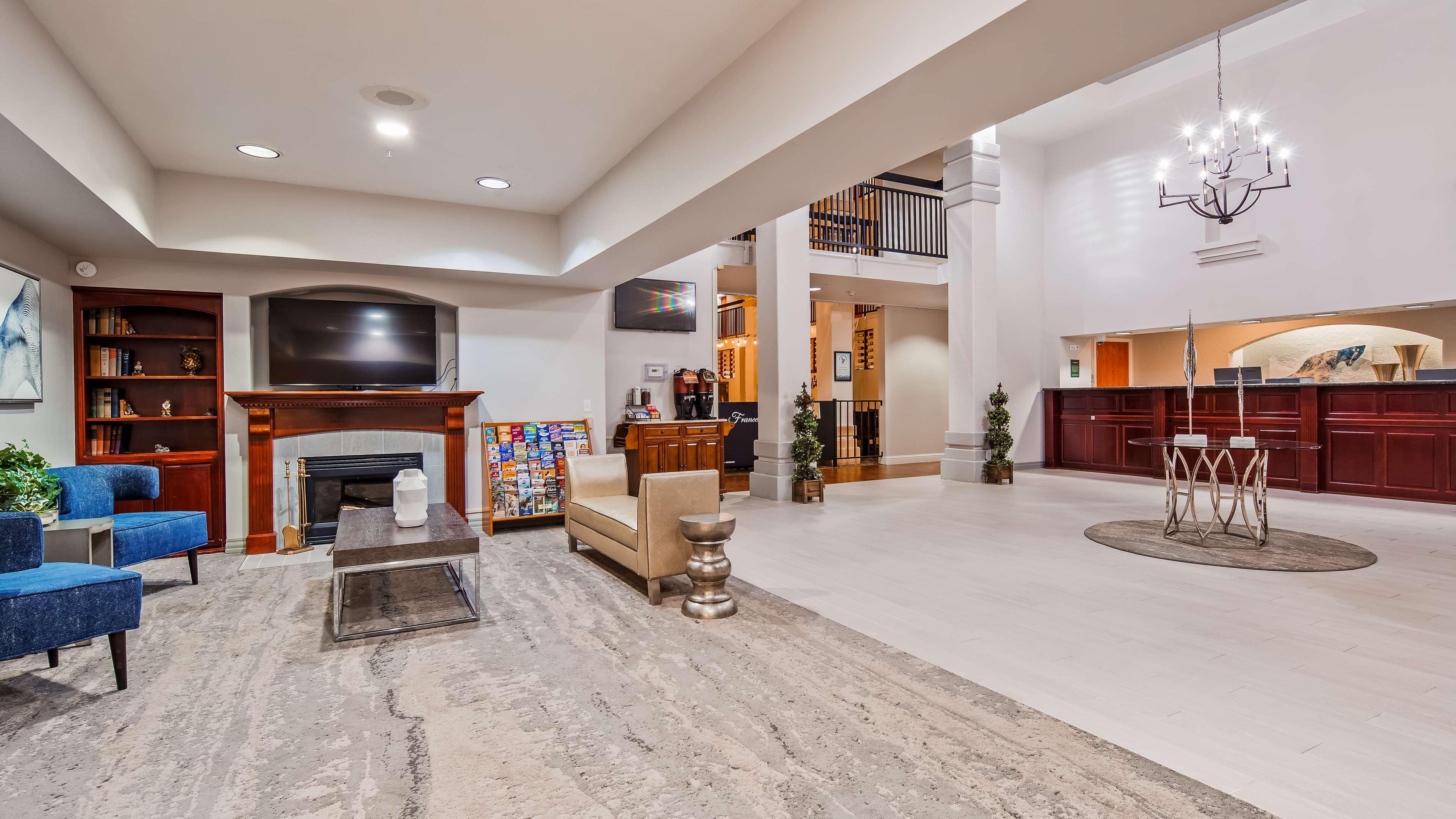 Best Western Plus Villa Del Lago Inn Patterson Bagian luar foto