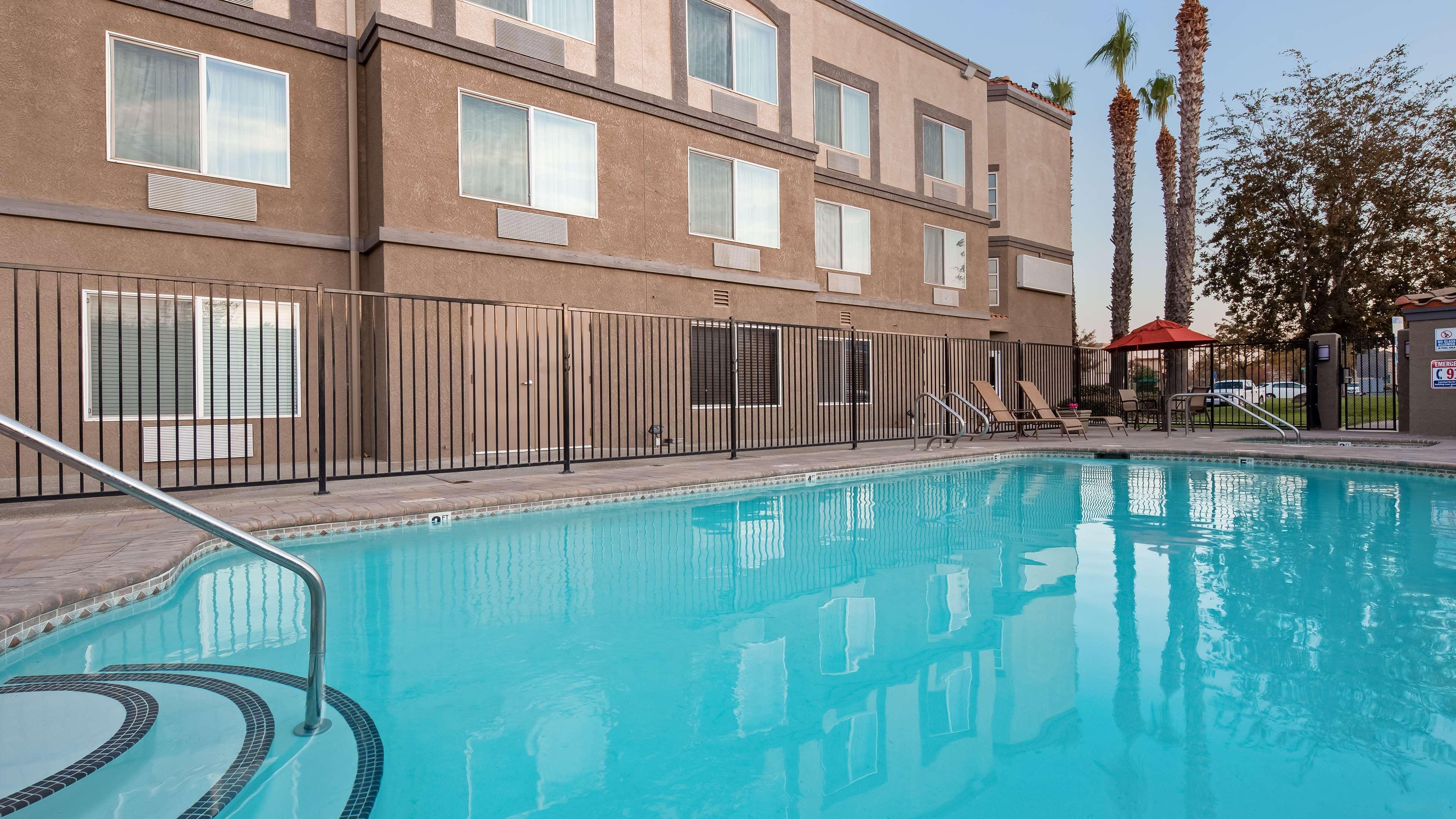 Best Western Plus Villa Del Lago Inn Patterson Bagian luar foto