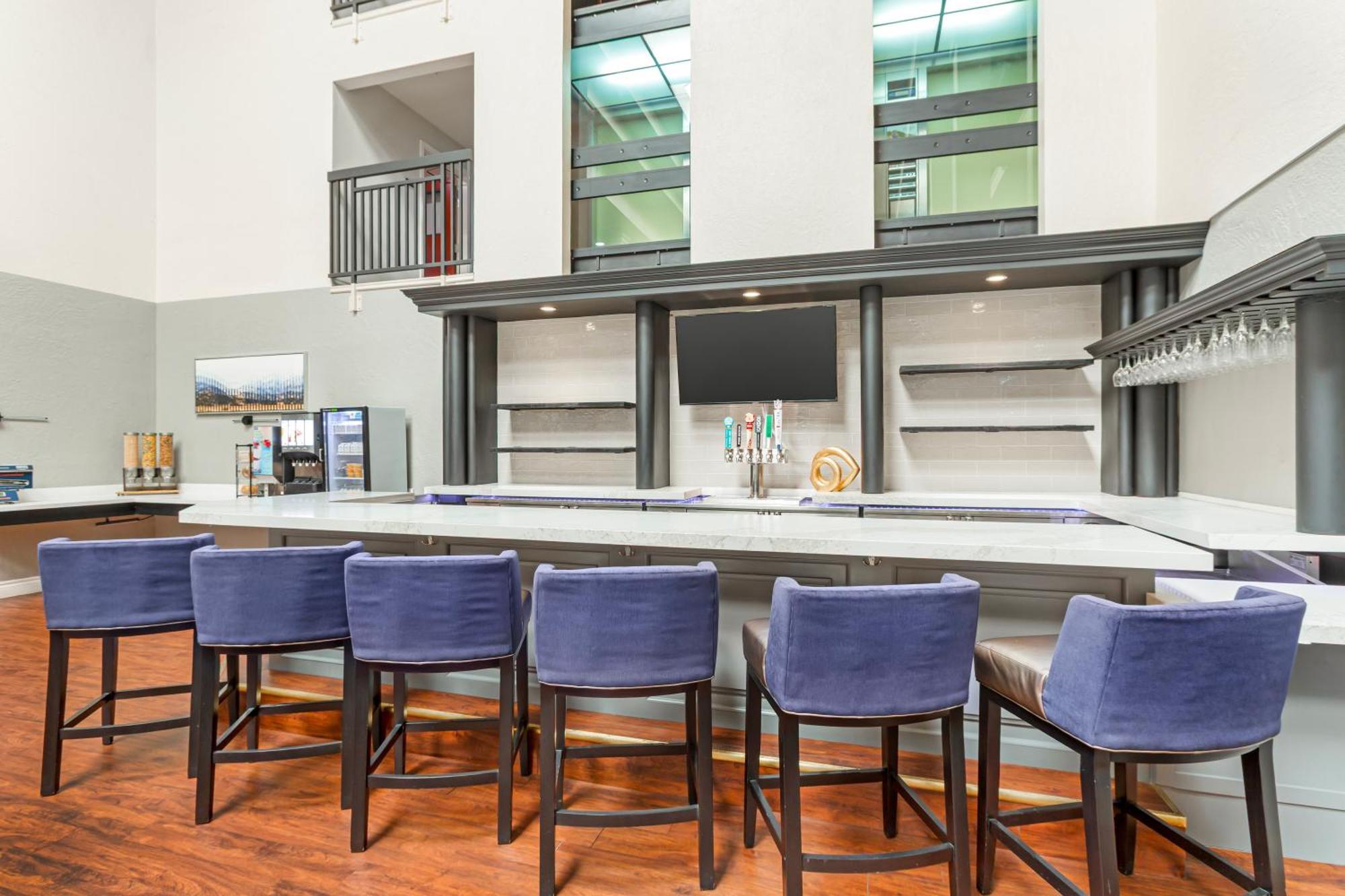 Best Western Plus Villa Del Lago Inn Patterson Bagian luar foto