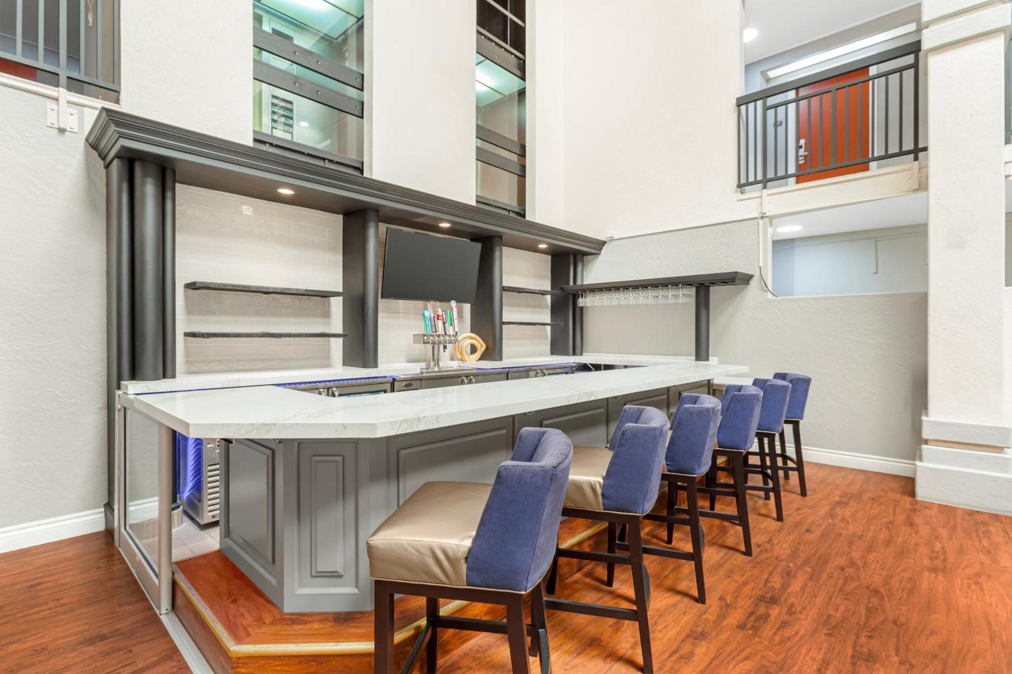 Best Western Plus Villa Del Lago Inn Patterson Bagian luar foto