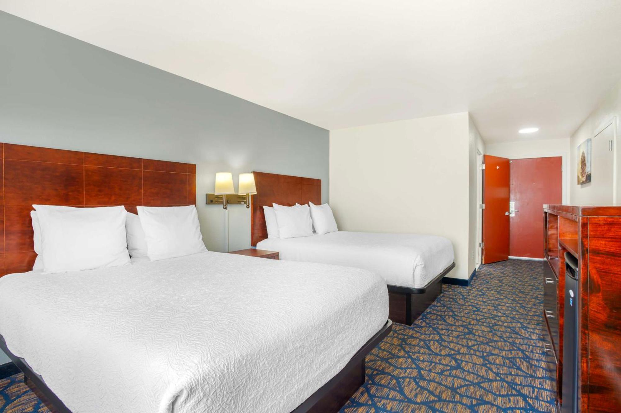 Best Western Plus Villa Del Lago Inn Patterson Bagian luar foto