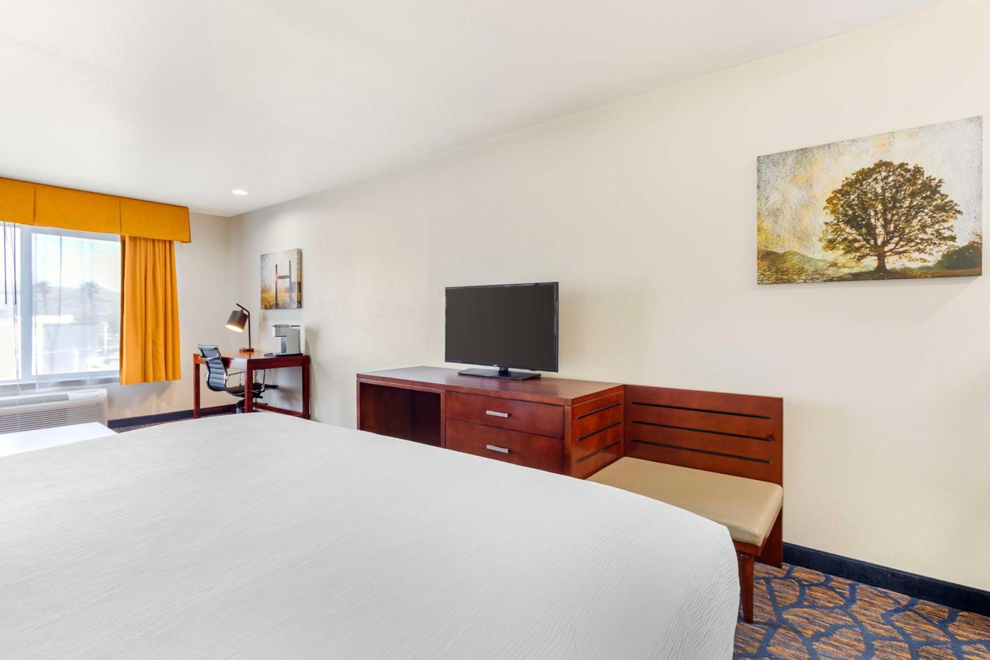 Best Western Plus Villa Del Lago Inn Patterson Bagian luar foto