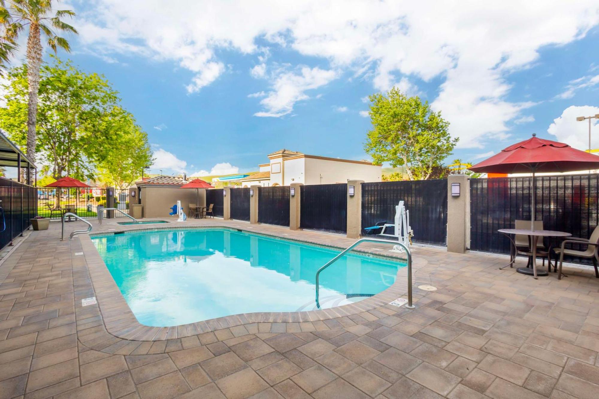 Best Western Plus Villa Del Lago Inn Patterson Bagian luar foto